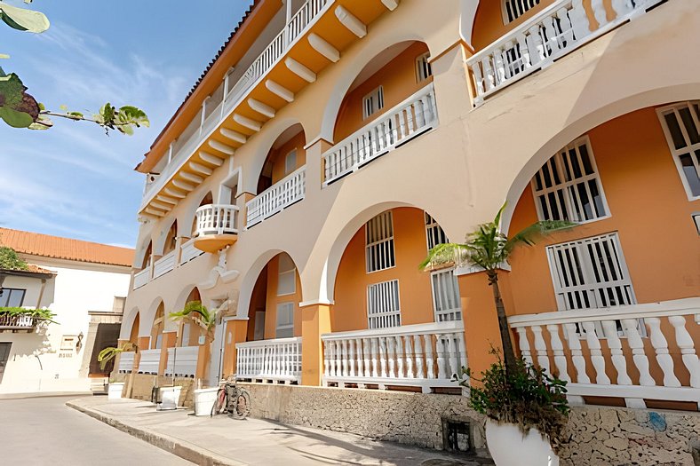 Centro histórico em Cartagena com vistas do mar e a muralha